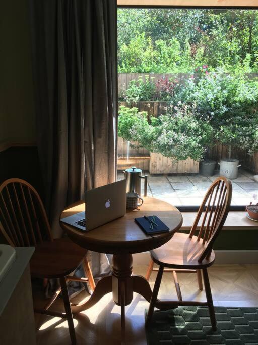 The Room. South Derbyshire Appartement *